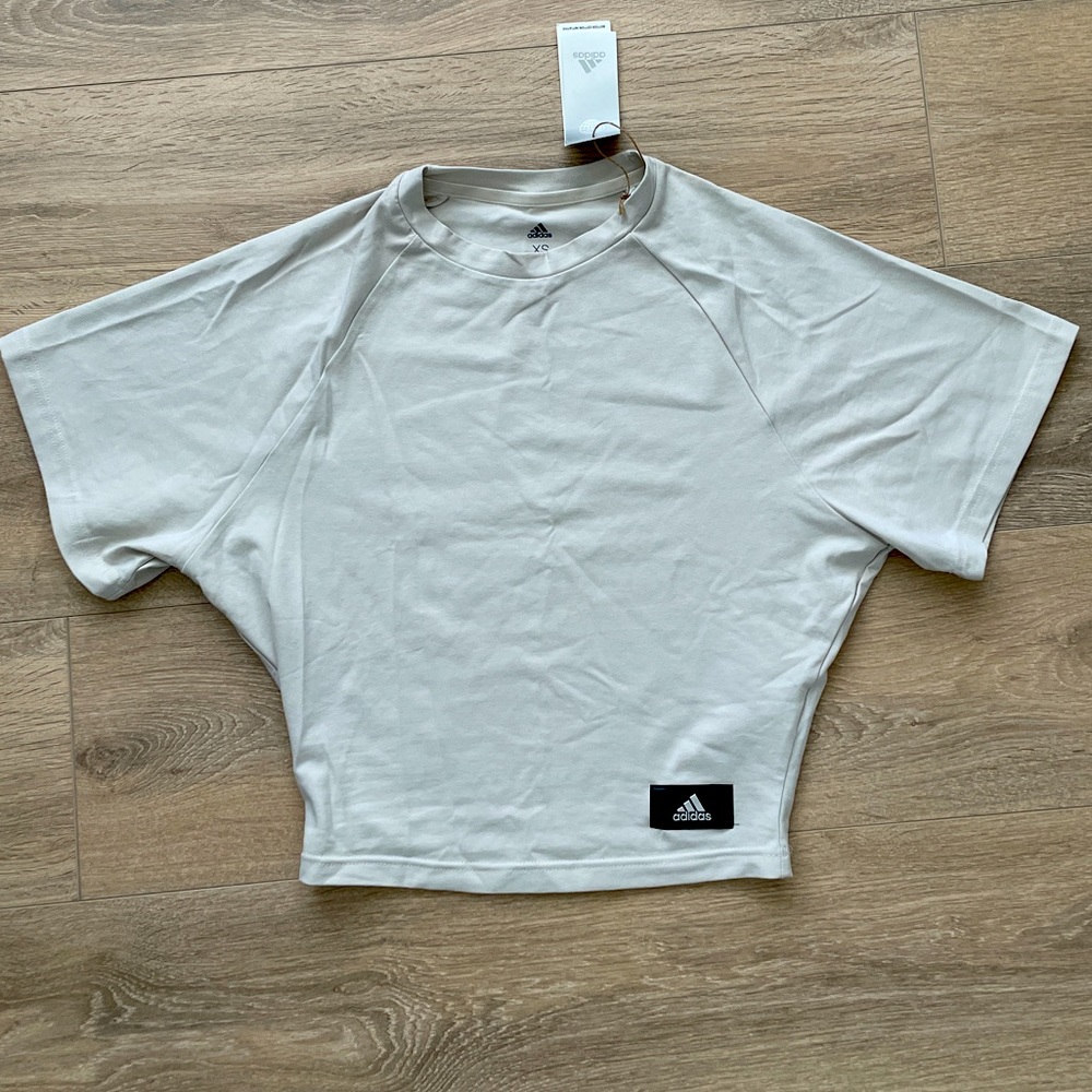 BNWT Women’s Adidas Holidayz Loose Tshirt